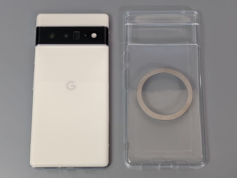 現実的にはスマホに直接ではなく、スマホケースに貼り付けることになる