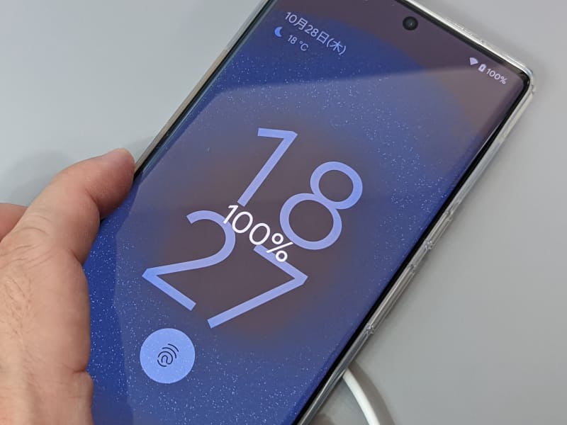 きちんと充電できるかを見ながら貼付け位置を決める。これが意外と難しい