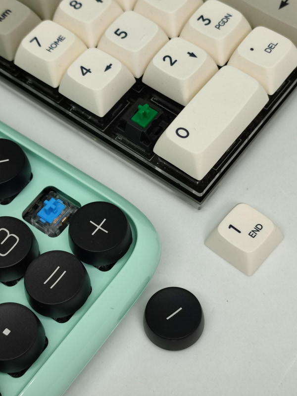 もちろん電卓も静音系ではなく小気味よいクリッカブルな青軸や緑軸タイプ