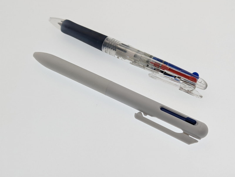 ゼブラ（奥）はツルッとしたボディにシリコンラバーの滑り止め。カルムは革の様な手触りのテクスチャーにマットな雰囲気。塵や埃は付着しない感じ