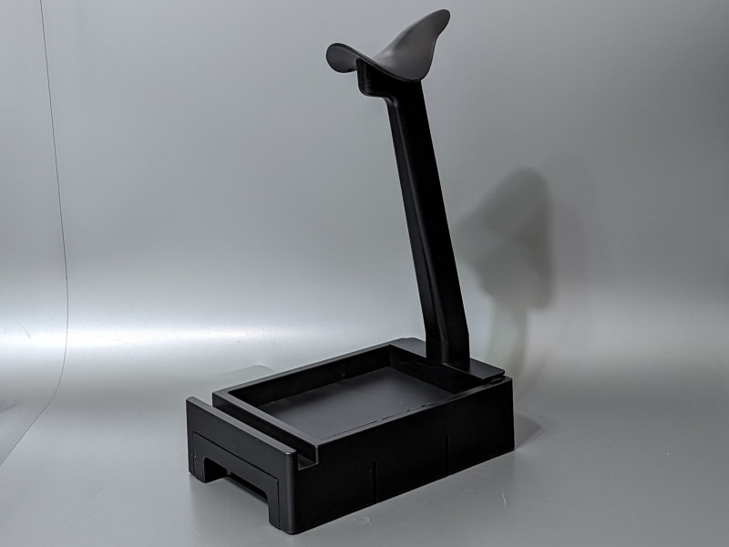 小物テーブルにアームが合体したような構造。折りたたみはできない