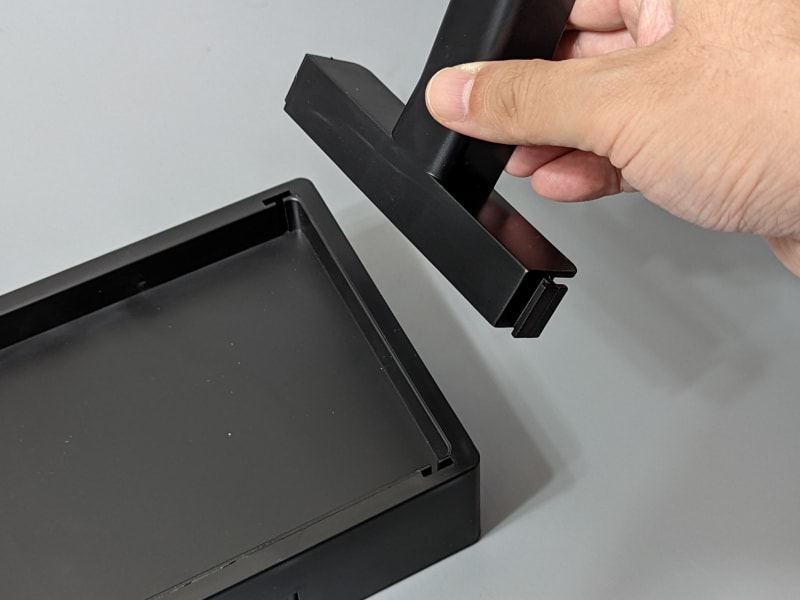 ネジ止めなどは不要で、差し込むだけで組み立てが完了する