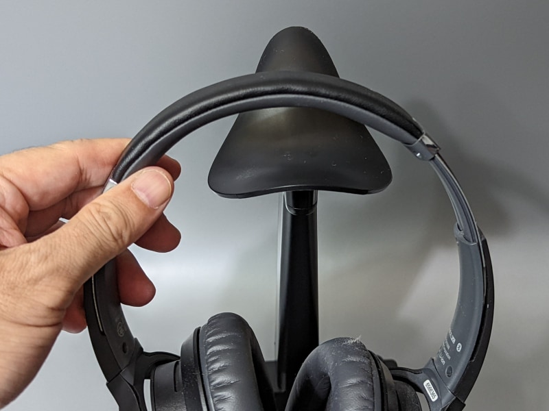 上部のフック部にヘッドホンを引っ掛ける