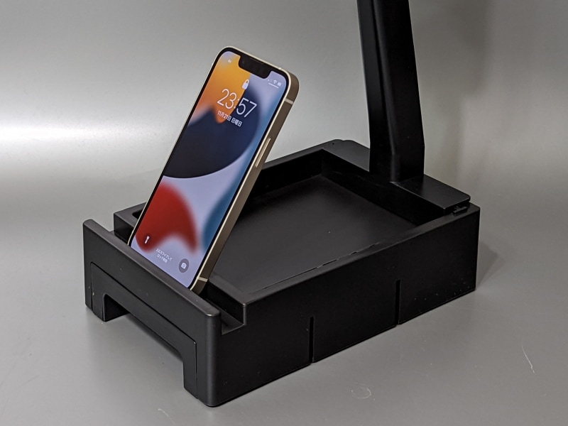 前方にある溝にはスマホやタブレットを立てられる。充電中のスマホ置き場としては重宝する