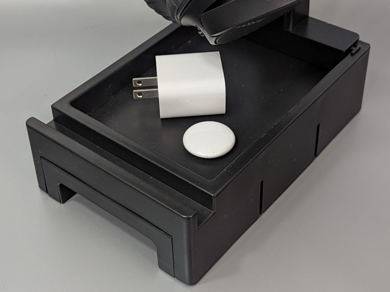 天板のトレイには小物を置ける。付箋などの置き場としてもよさそうだ