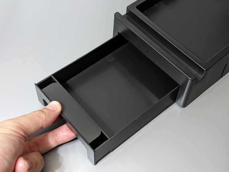 引き出しの中に多くの小物を入れておけば台座自体が安定するという利点もある