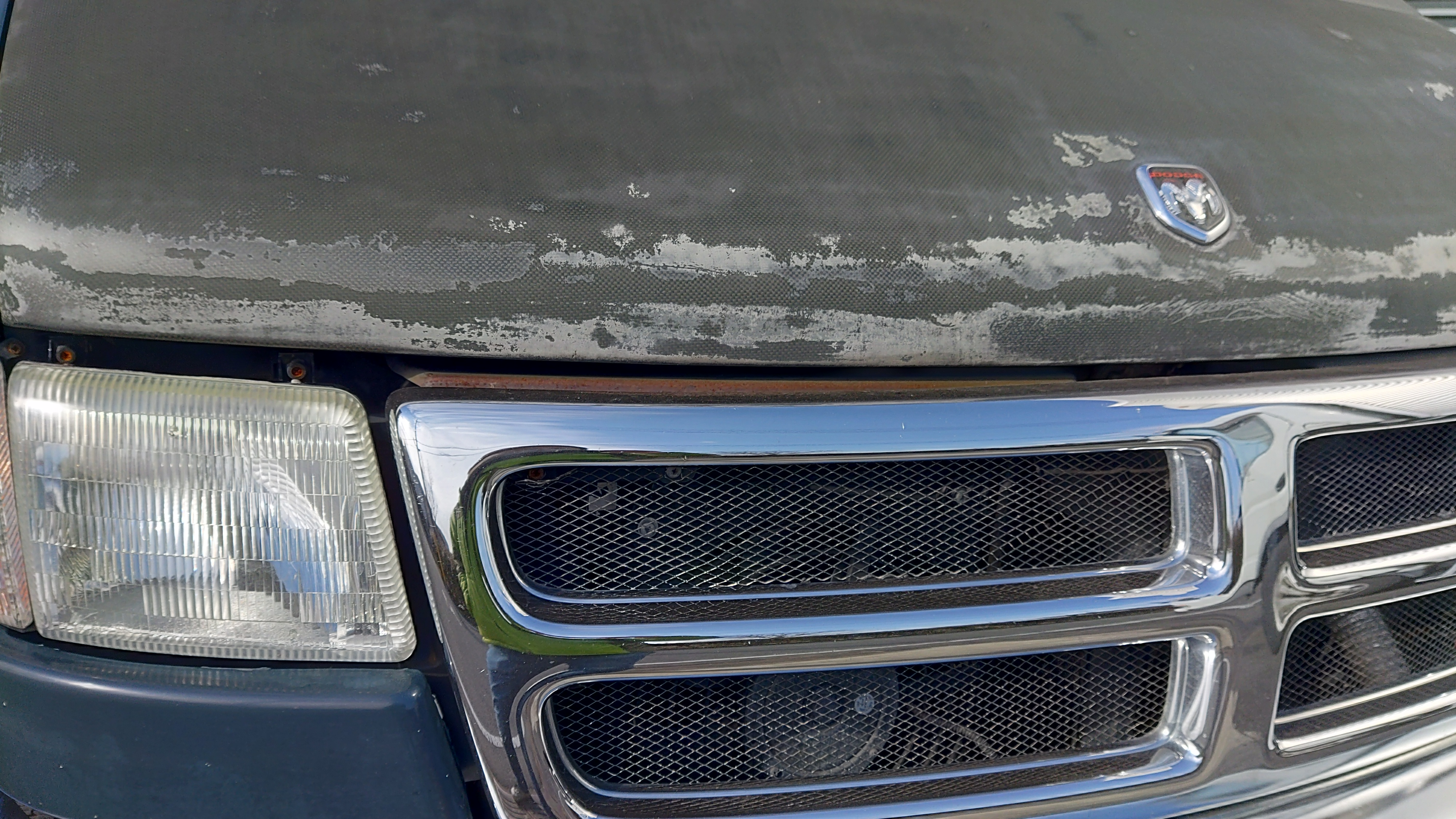 日陰に停まっていた外国のミニバンを撮った。コントラストがやや低い印象で、画面右下部分の流れが気になった