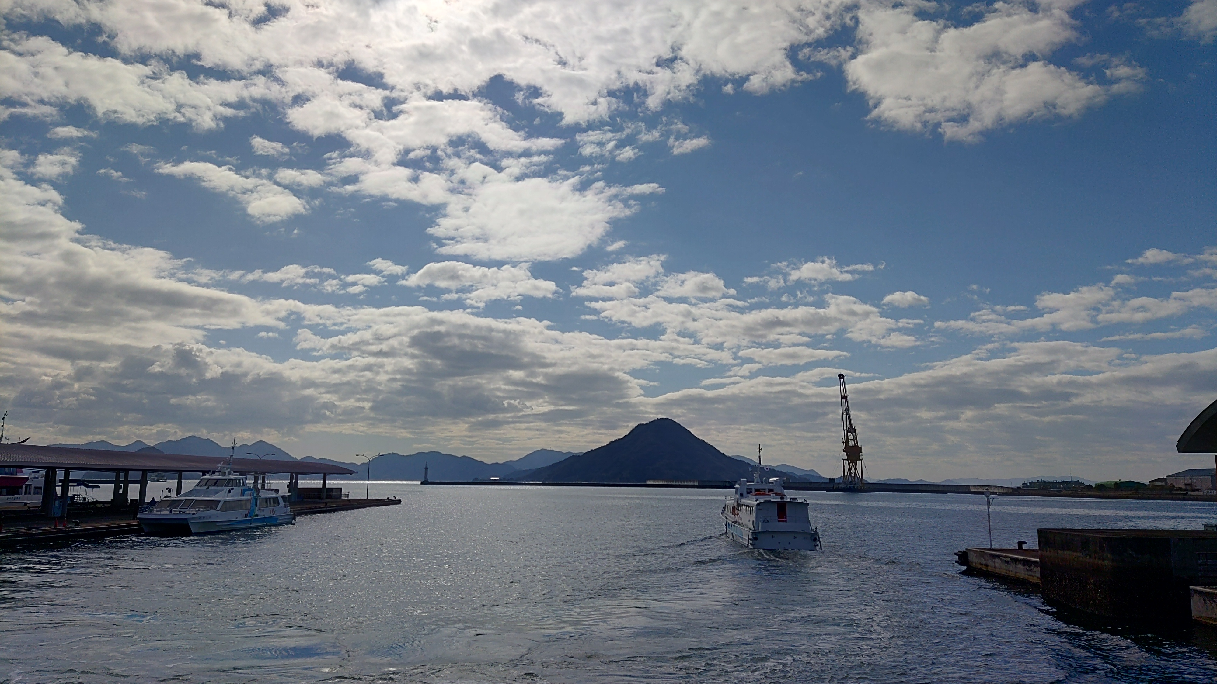 太陽が正面頭上にあり半逆光での遠景は苦手のようだ。眠い描写となりメリハリが感じられない。こういうシチュエーションは避けた方がいいかもしれない