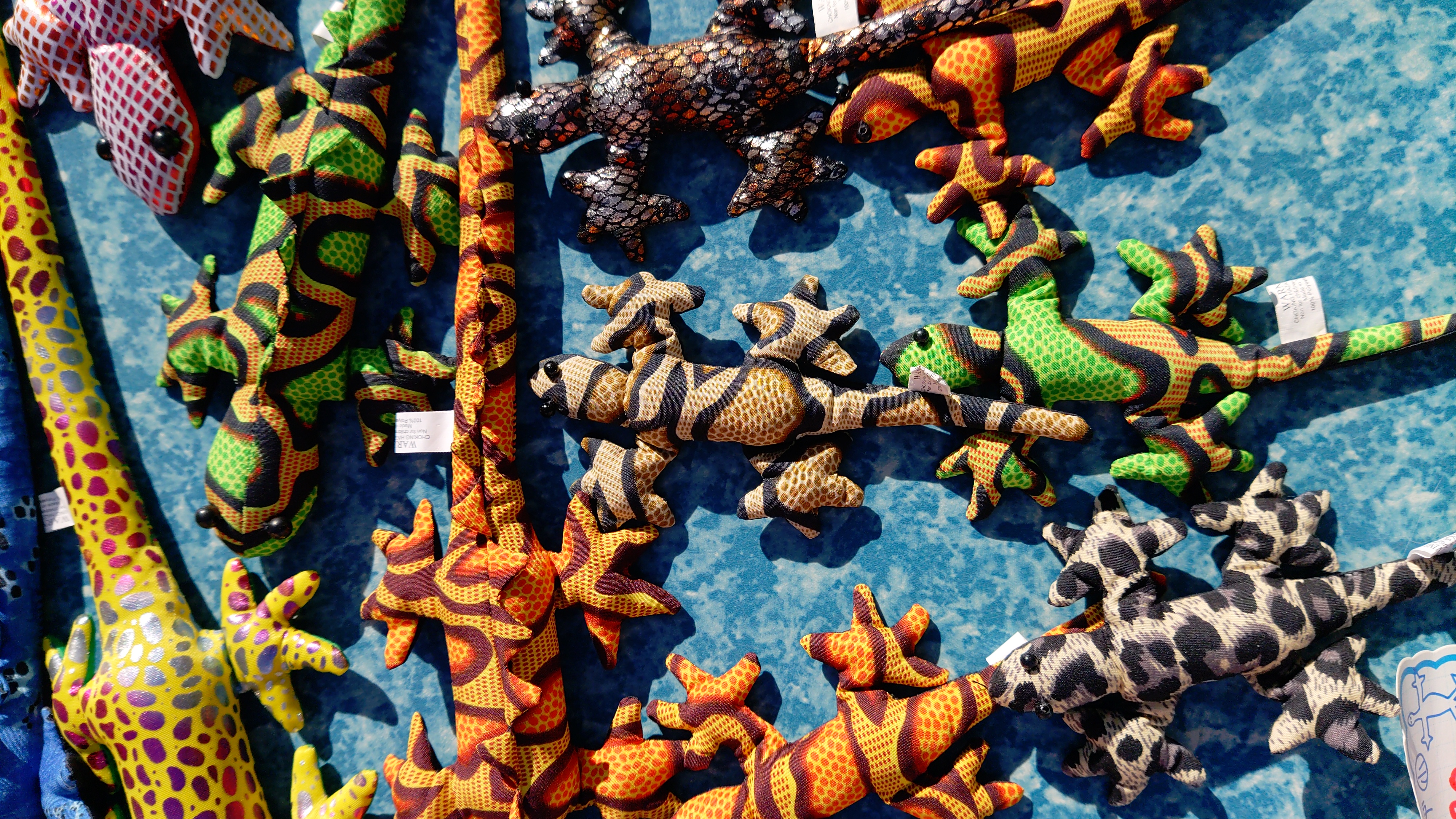 露店の商品を撮った。画面が小さいので撮影時にピントが合っているか判別しづらいのが「BALMUDA Phone」の残念なところ。近接時には何枚か距離を変えて撮影するのが無難である。周辺部の流れが気になった