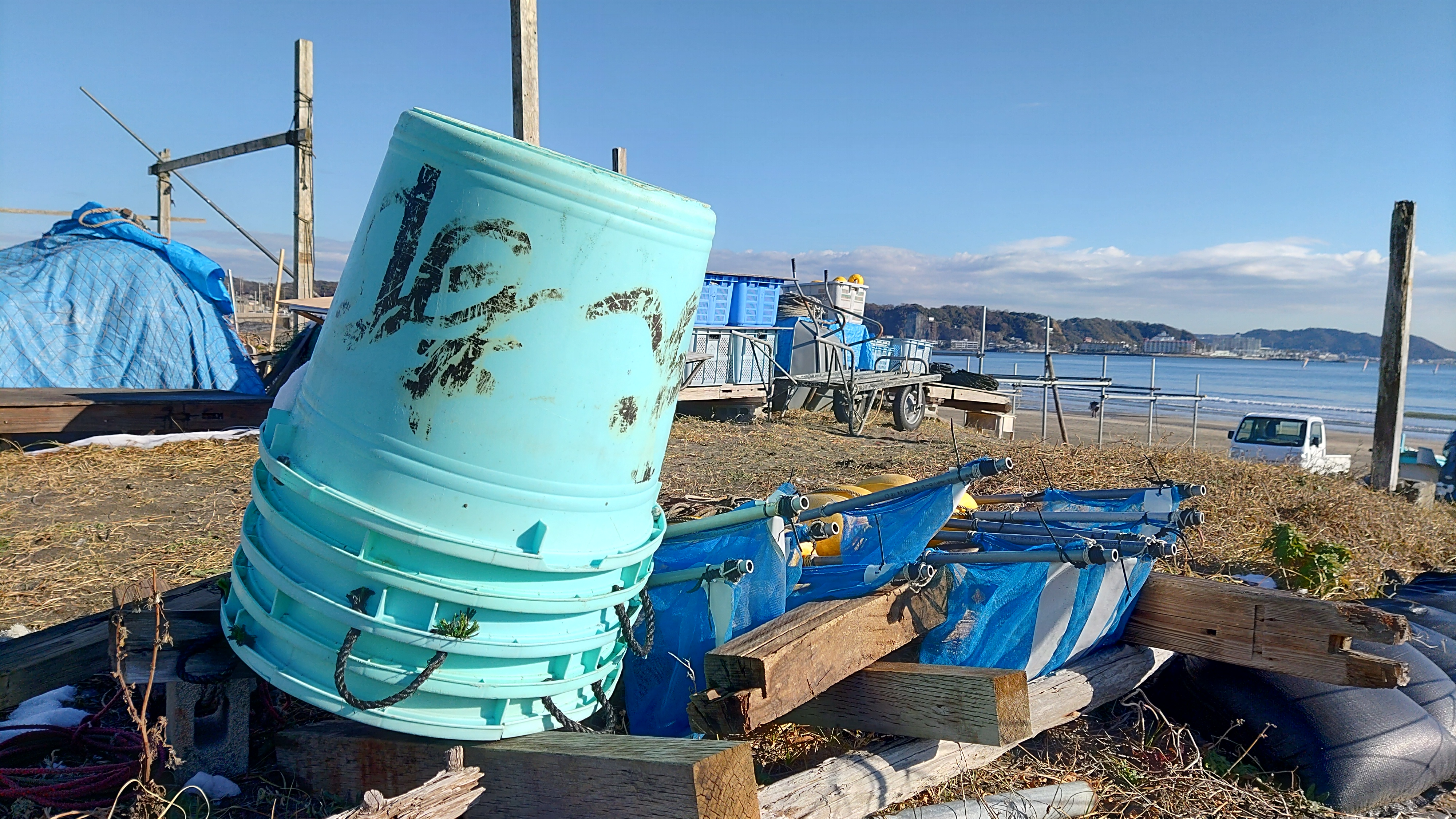 浜辺の風景を「BALMUDA Phone」で。近景から遠景まで、まずまずの写りとなった