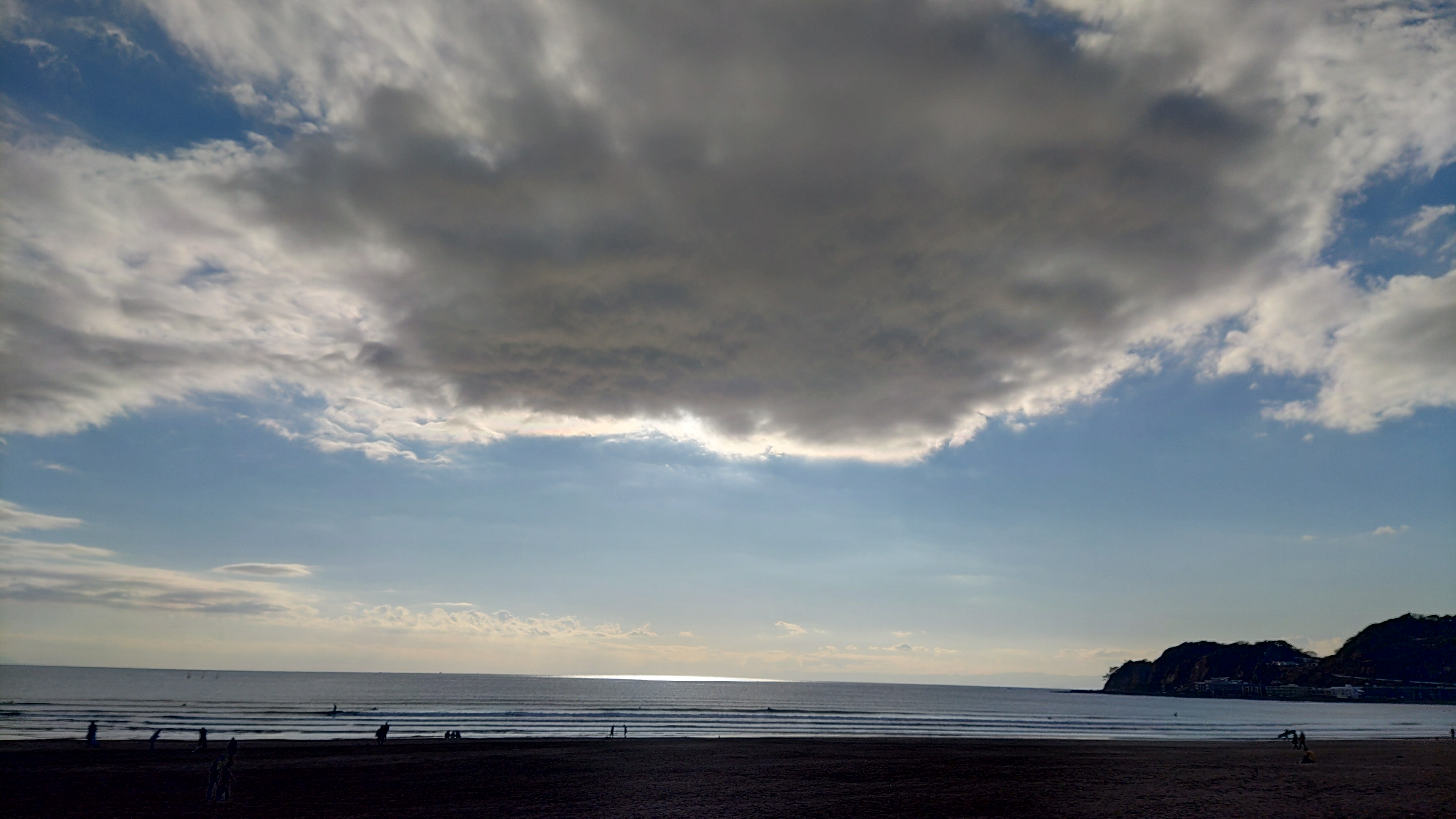 鎌倉の海を撮ったカットだがいい塩梅の仕上がりに。画面内の明るさ分布が功を奏した感じか。欲を言えば高性能なHDR機能が欲しいところである。そうすればよりヒトの見た目に近い仕上がりになるだろう