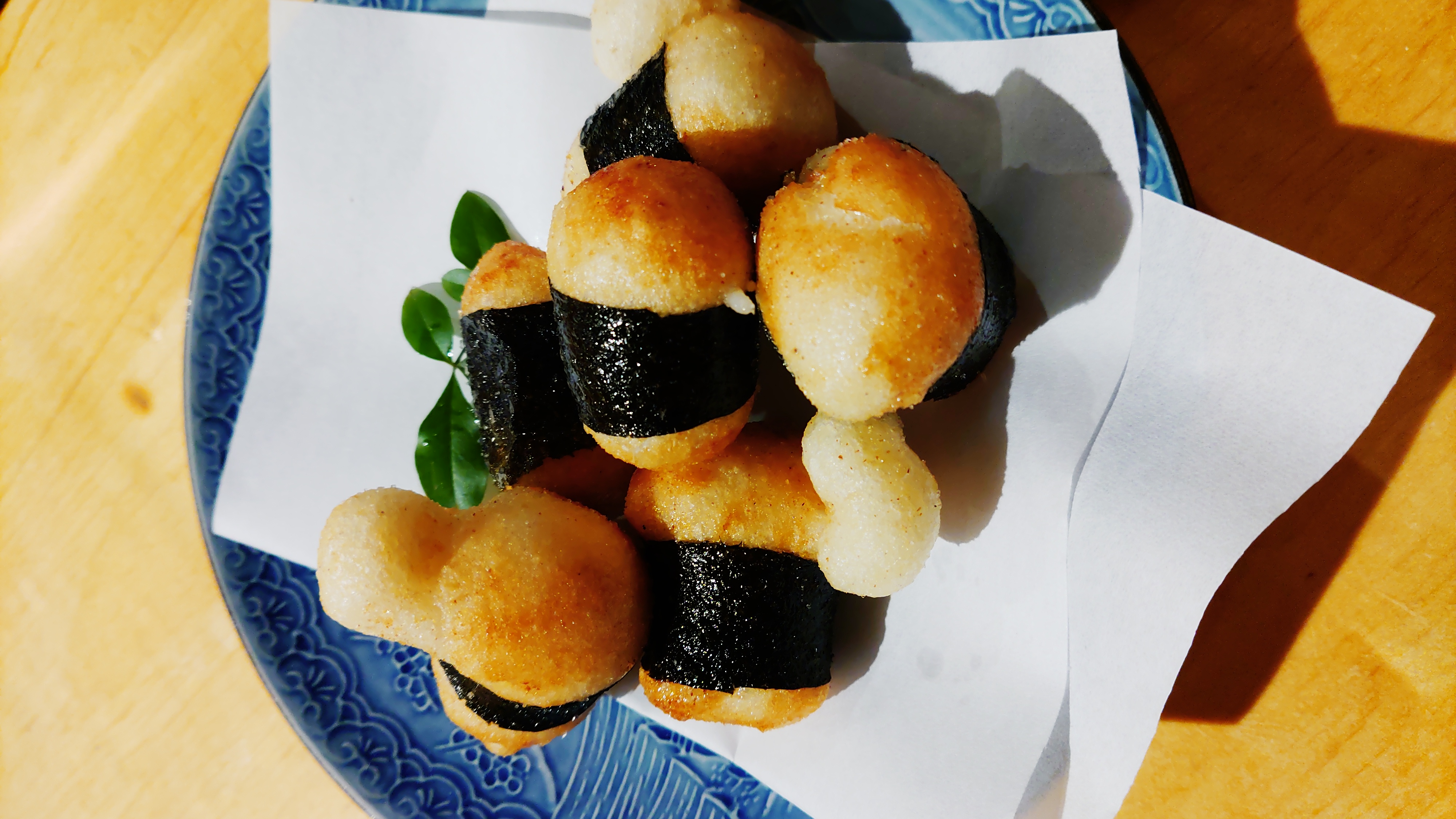 小料理屋での大和芋の磯部焼き。露出が1段ほどあがり彩度も鮮やかに