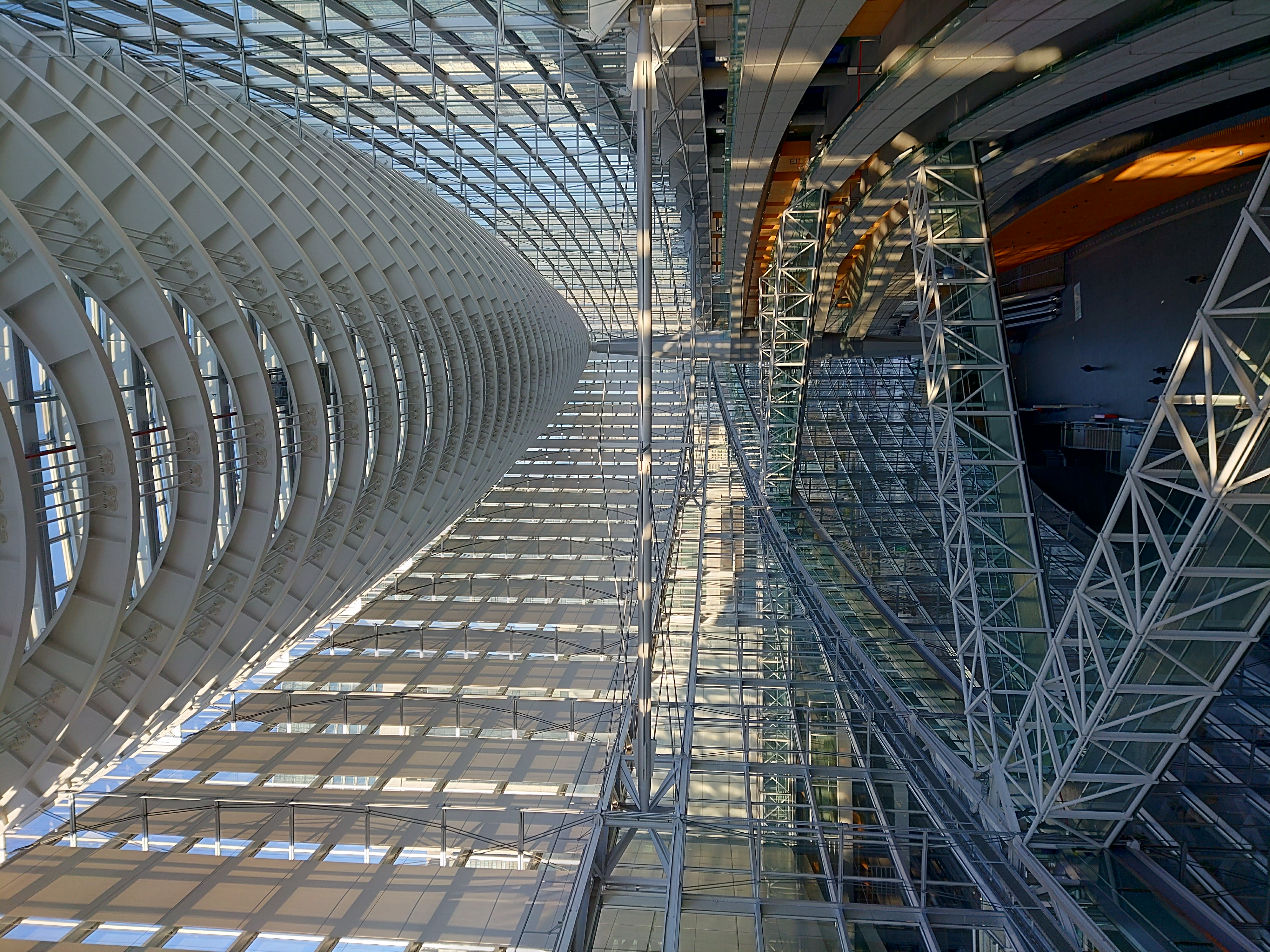 東京国際フォーラムを4:3モードで。やや線が太い描写である。SNSなどにアップするのであれば問題ない写りに感じる