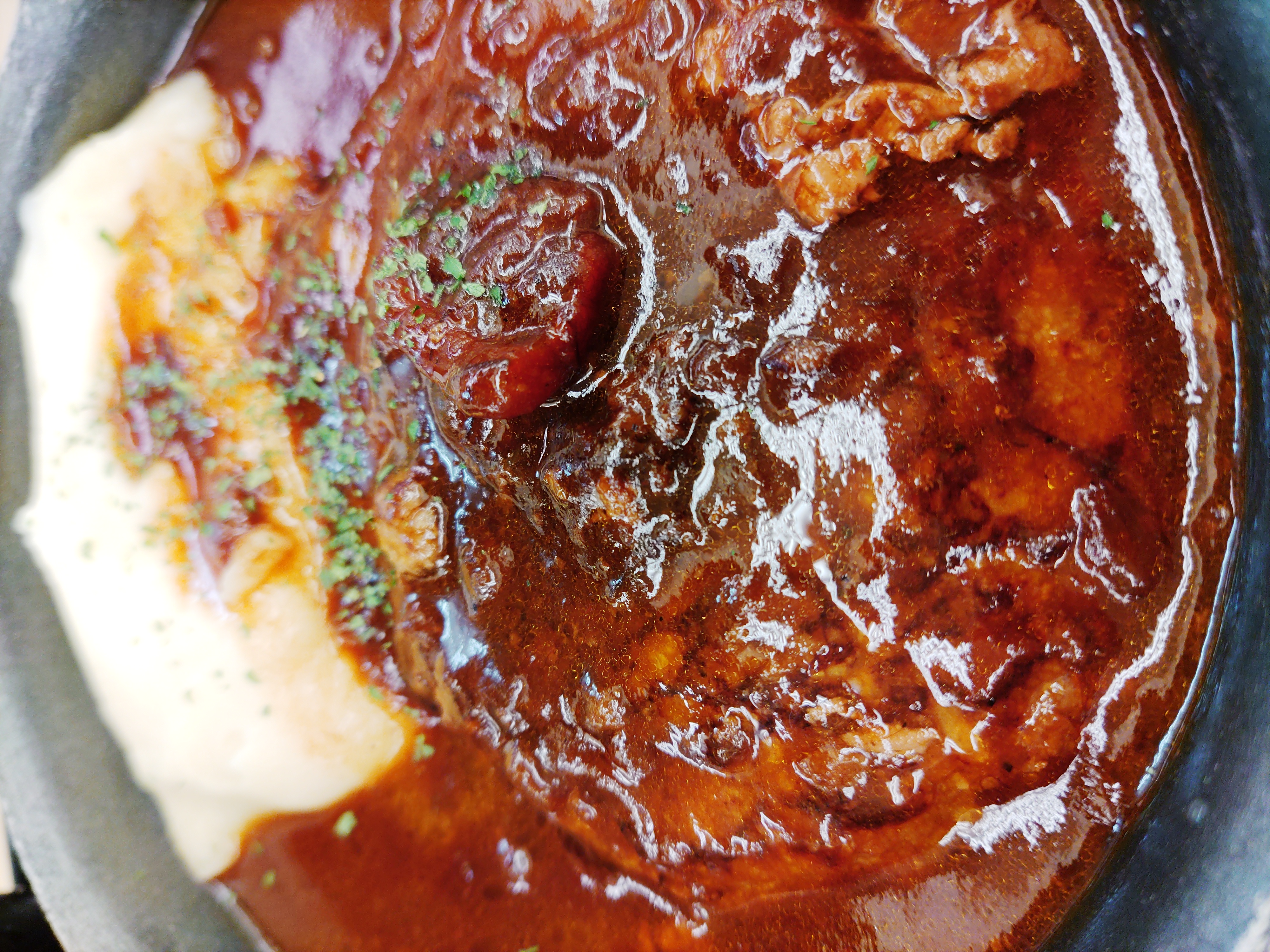 牛丼店でのハンバーグ。かなり明るく撮れ、ビビッドな印象になった