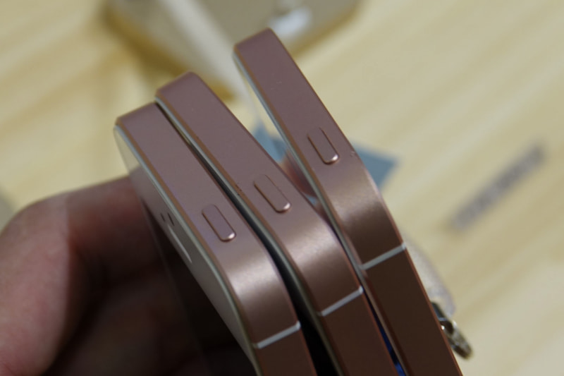 左からAグレード、Bグレード、Cグレードの順。Aグレードはほとんどキズが見当たらないが、B→Cにいくにつれてキズの深さや度合いが変わってくる