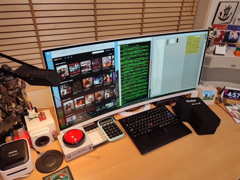 筆者のデスク上のスクショ用の赤い巨大ボタンとBig Enter