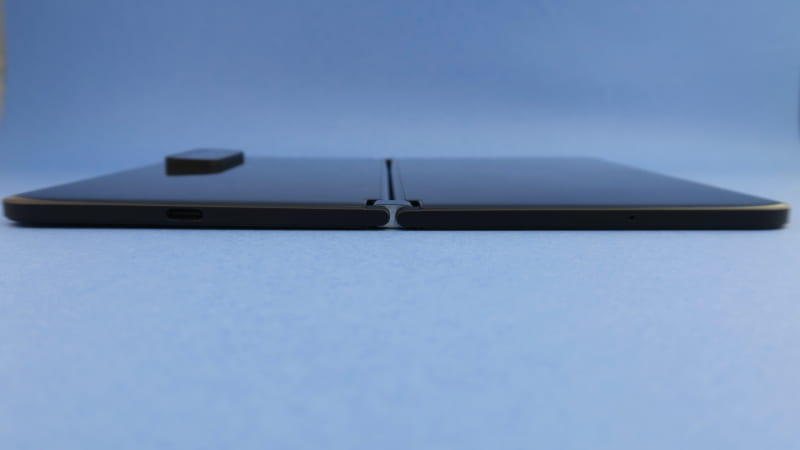 本体を開いた状態。2つの筐体がヒンジでつながれている構造