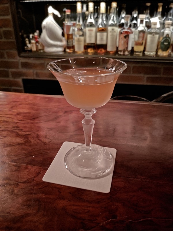 薄暗いバーで撮影。暗いところではやや色味が薄くなってしまう印象
