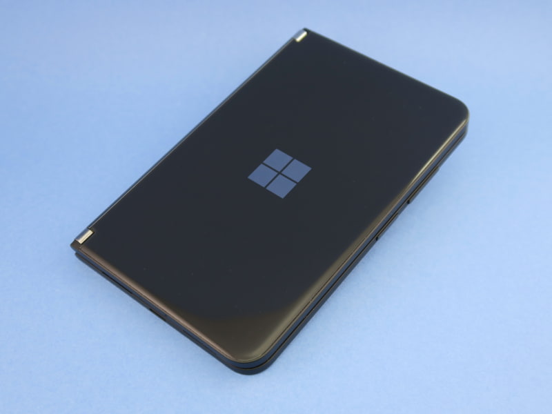 本体を閉じた状態。表面にはSurfaceシリーズでおなじみのロゴがプリントされている。サイズはA6判の文庫本に近い