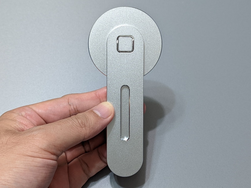 製品本体。金属製でずっしりと重い