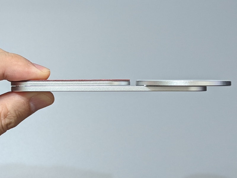 金属製としてはかなりフラットだが、それでも実測では6.4mmの厚みがある