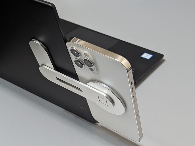 後方から見たところ。隙間ができないようアームの貼付け位置を調整しておくと見栄えがよい