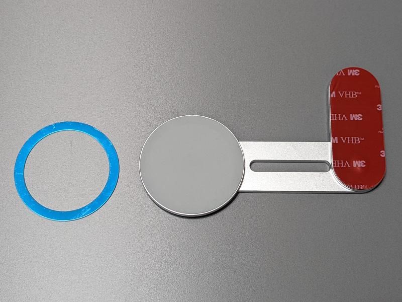 MagSafe非対応のスマホ（Qi充電対応品）を取り付けるための金属リングも付属する