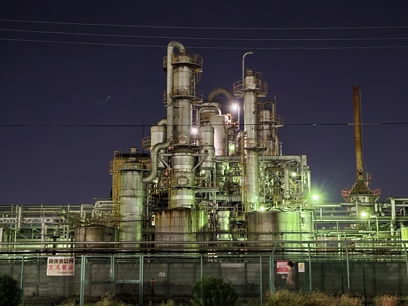 不夜城のよう。広角カメラ使用で、F値1.8、ISO感度1000、シャッタースピード1／9秒。等倍で表示してしまうと粗が目立つのだが、Webに掲載するサイズに縮小するだけであれば、くっきりして見える