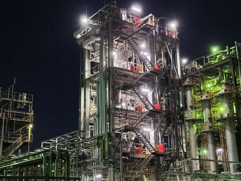 不夜城その2。広角カメラ使用で、F値1.8、ISO感度800、シャッタースピード1／25秒