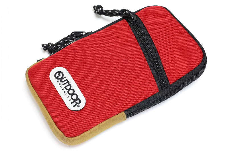 OUTDOOR PRODUCTS（アウトドアプロダクツ）の「スマートフォンポーチ 04」。2200円くらいで売られているケースで、ネイビーやグレーやブラックもある。OUTDOOR PRODUCTSは1973年ロサンゼルス創業のアウトドア製品ブランドだ