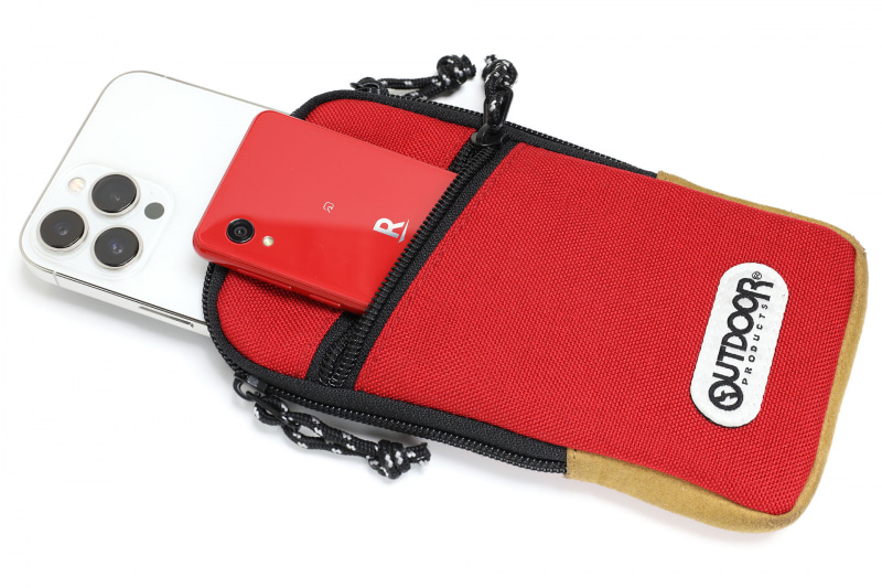 手前のポケットには「Rakuten Mini」がほどよく収まる。小銭入れなんかも収まるポケットだ