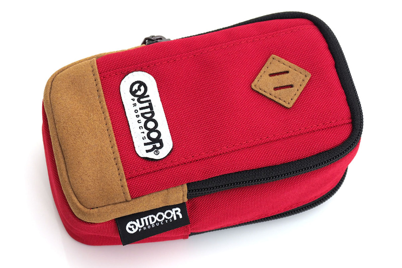 OUTDOOR PRODUCTS「カメラポーチ 04」。本来は大きめのコンパクトデジタルカメラを入れるためのケースだが、スマートフォン＋αを収めるのにも向く。1700円くらいで売られている。ほかのカラーとしてネイビーやグレーやブラックもある