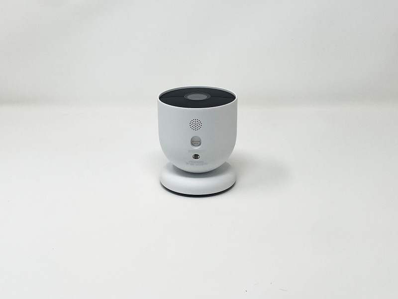 本体の底面には電源や接続するためのアダプタ部やスピーカーを備えます。三脚穴もあるので取り付けの自由度は高いです。