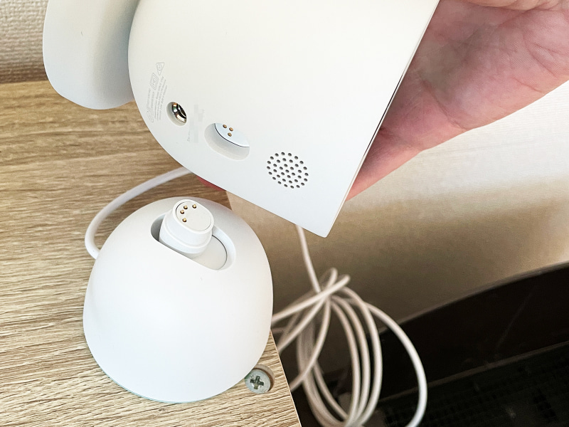 別売りの「Nest Cam Stand」に接続すれば据え置き型の防犯カメラとして使用できます