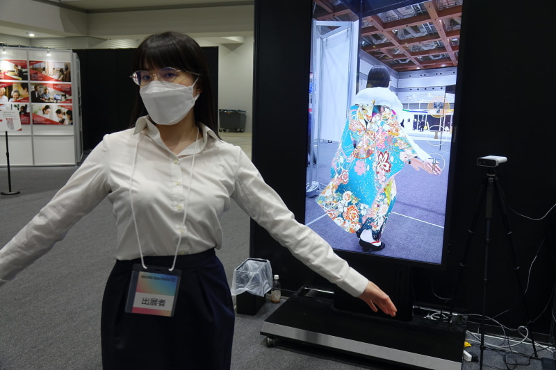 ディスプレイ横の白いものがAzure Kinect