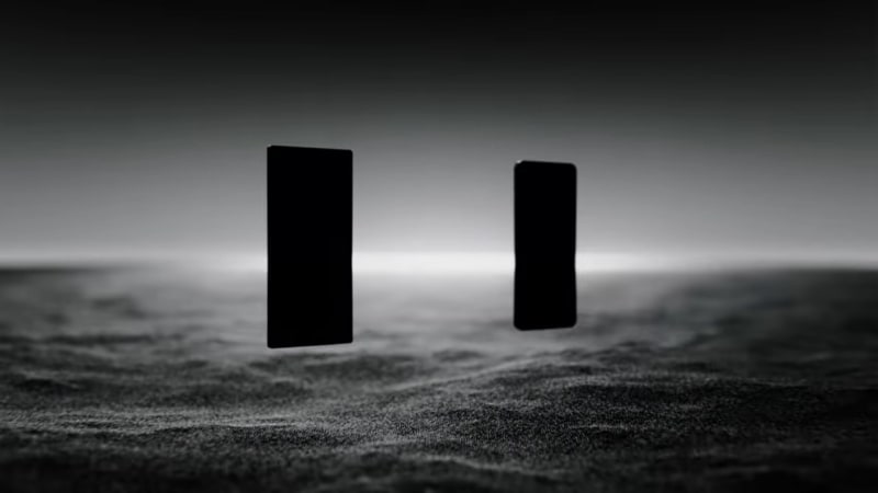 動画では2つのスマホらしきシルエットがひとつに合体する