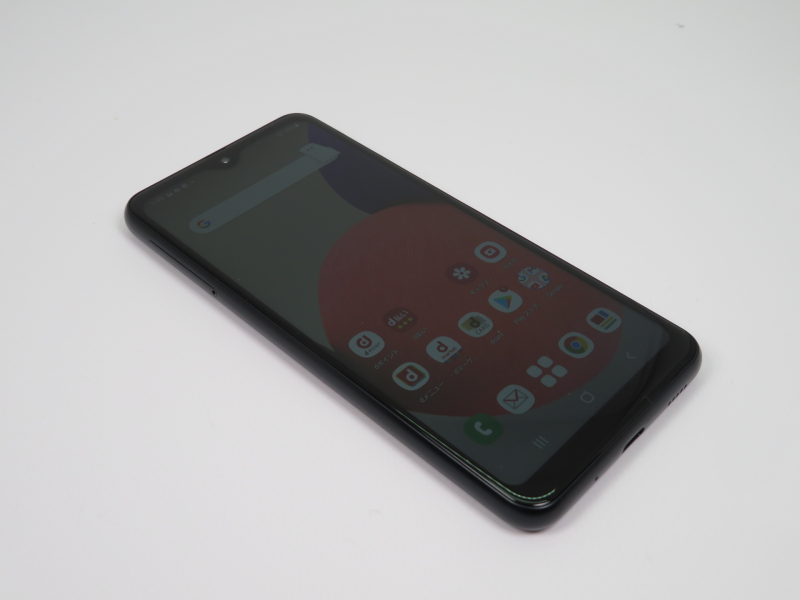 前面、5.8インチのディスプレイとインカメラ