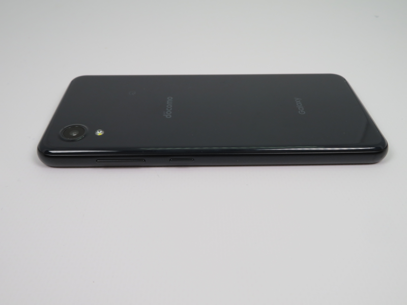 右側面、音量ボタンと電源ボタン