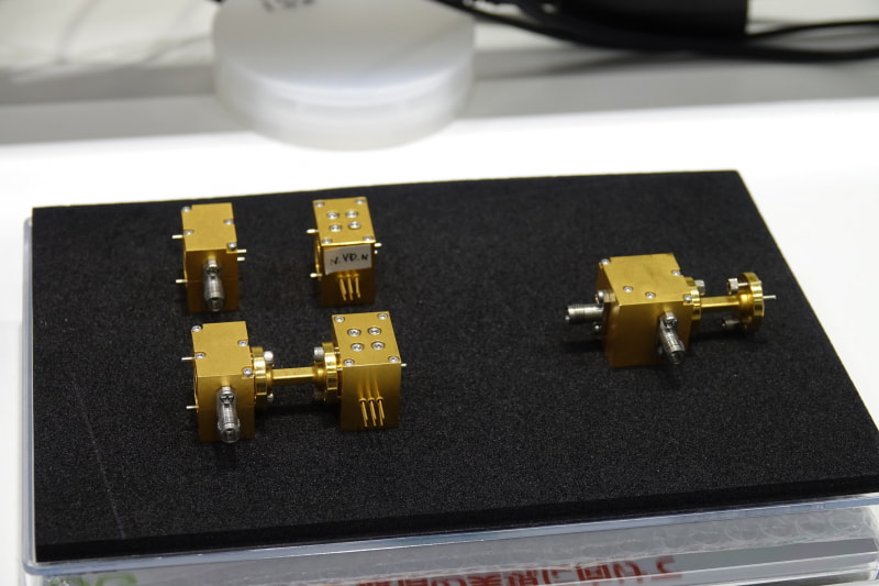 ミキサーやパワーアンプを一体化、小型化を図ったのが右のもの