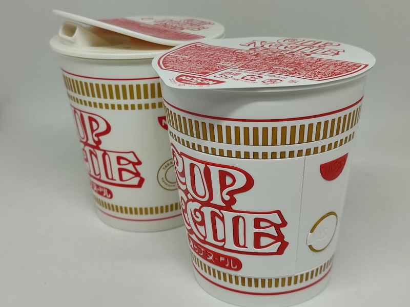 カップヌードルプラモデル（手前）と揃ってしまった