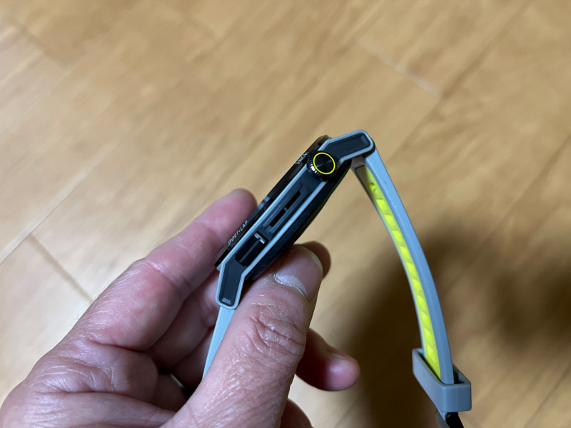 竜頭はチタン。スピーカーを間にして、下にもう1つ細長い「下ボタン」があり、ワークアウトを始めるときなどに使います。このボタンで呼び出す機能は、初期状態では「ワークアウト」メニューですが、カスタマイズできます