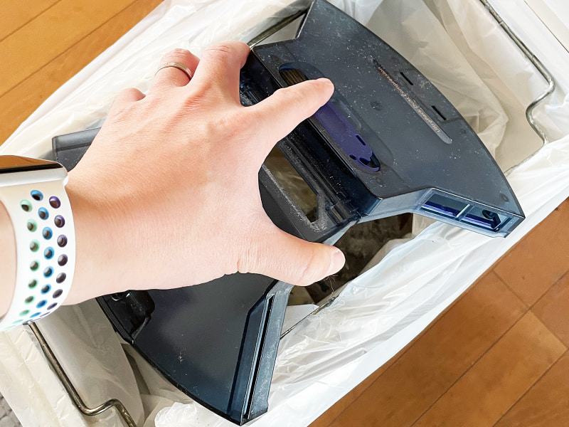 ゴミのホルダーはやや小さめ。パカッと開いてゴミを捨てることができます