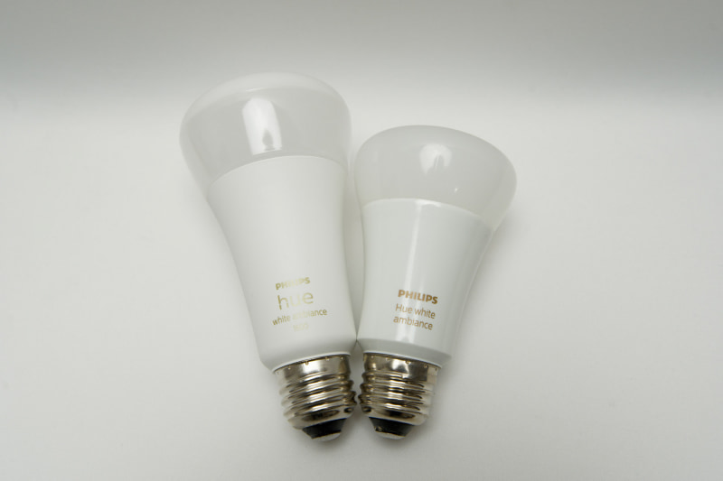 1600lm版のHue（左）と800lm版のHue（右）