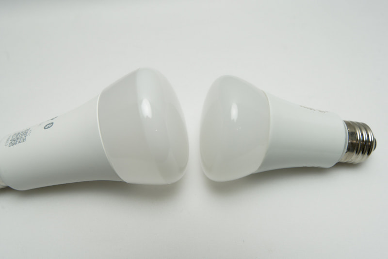 よく見ると、1600lm（左）の方は電球の先端が白く塗装されている