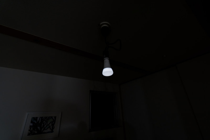 最も光量を小さくしたときの1600lm版（左）と800lm版（左）