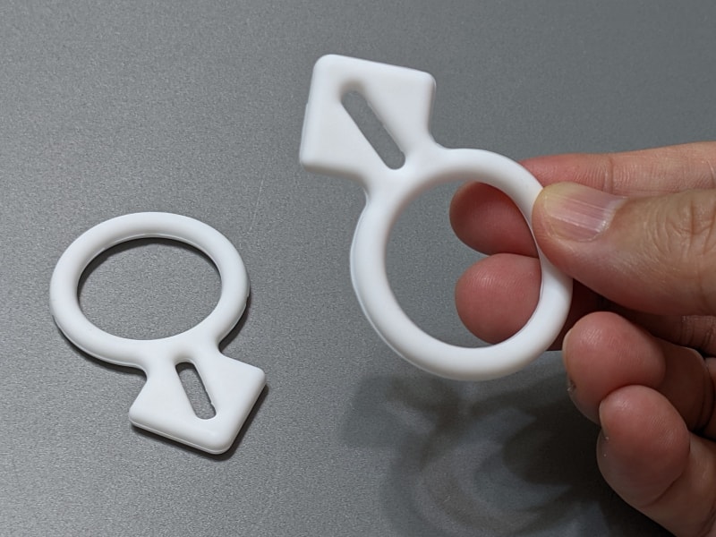 2個セット。ケーブルを束ねる中央のリングの上に、端子を通す穴が空いている