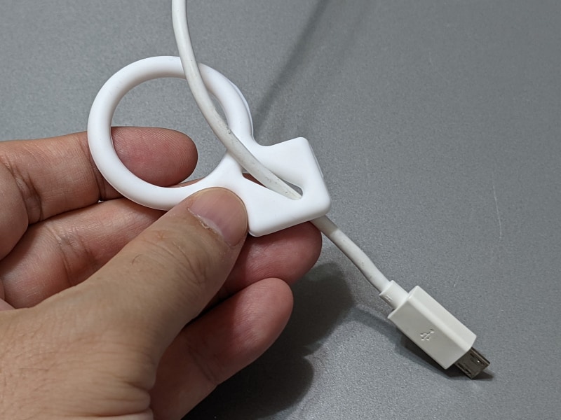 この穴にケーブルの先端を通しておく。USBのAコネクタくらいまでは通せるが、ディスプレイ系のケーブルは少々つらいかもしれない