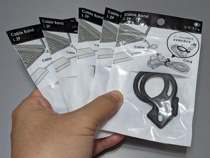 しばらく試用して非常に使い勝手がよいことが分かったので、数個ほどまとめ買いして使用中。ブラックのカラーバリエーションもある