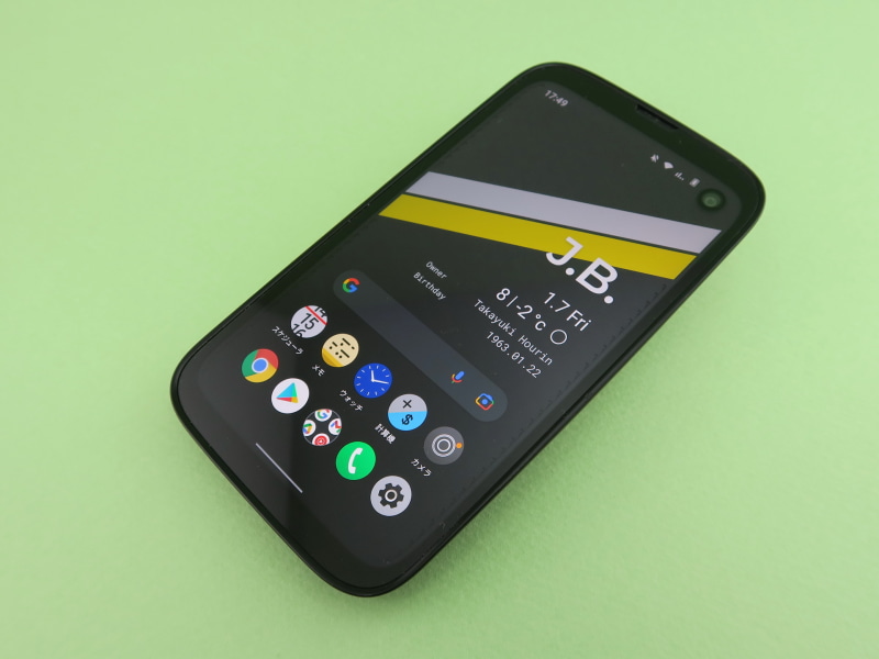 バルミューダ／ソフトバンク「BALMUDA Phone」、約123mm（高さ）×約69mm（幅）×約13.7mm（厚さ）、約138g（重さ）、ブラック（写真）、ホワイトをラインアップ