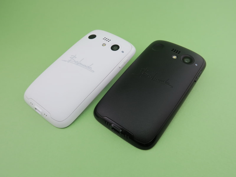 ホワイト（左）とブラック（右）の背面。独特のシボ感のある仕上げで、手触りはユニーク